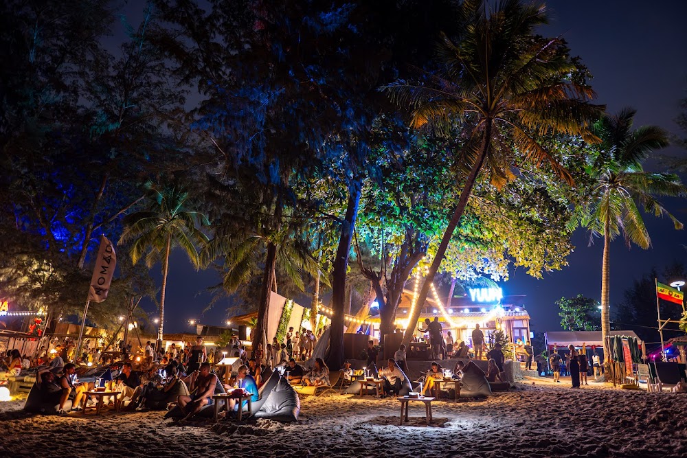 Банг Тао, YUUHI Beach Club & Karaoke маршрут