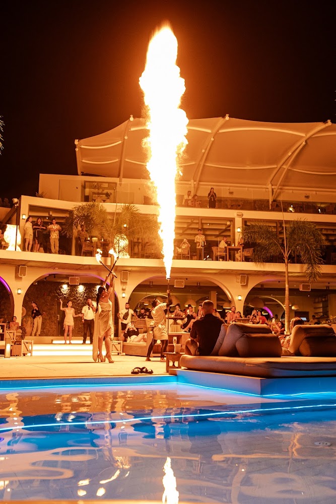 Fira Beach Club добраться самостоятельно
