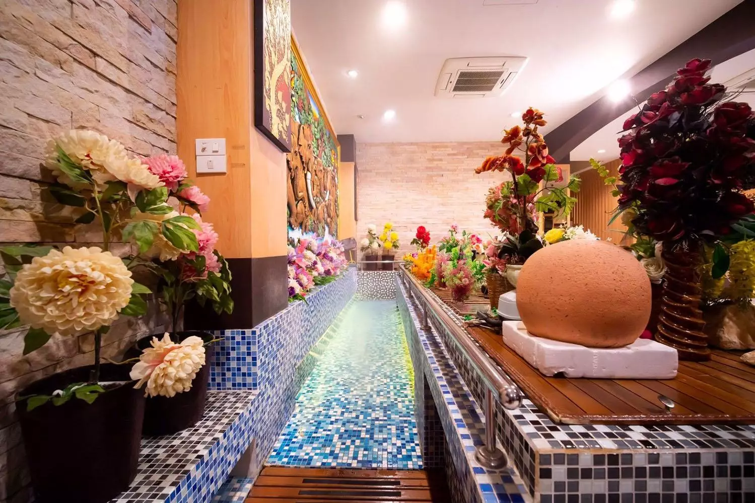 Phuket Town, HappyTime ThaiMassage 2015 Co.,Ltd visit