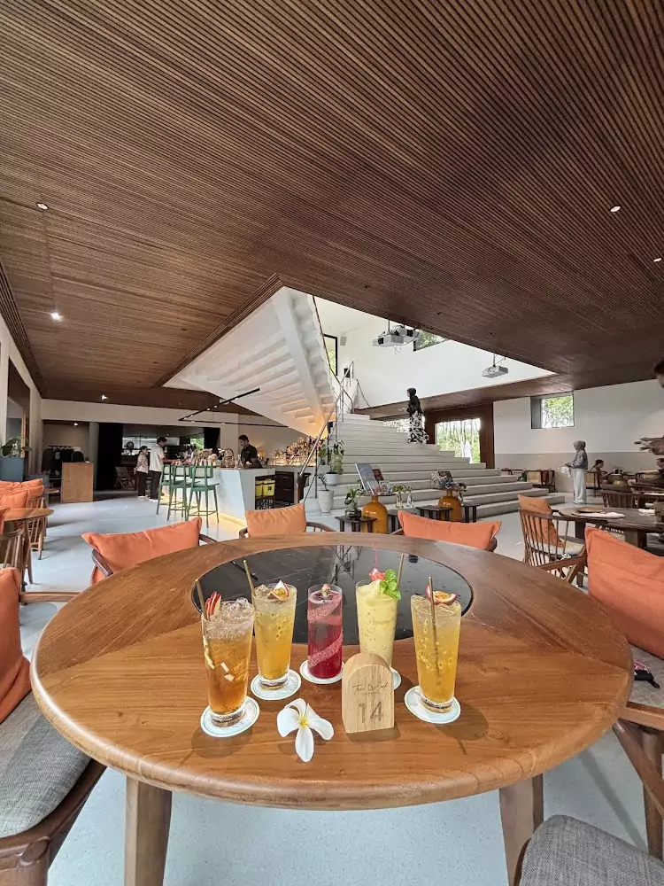 Bang Tao, Tree O’clock Gallery & Restaurant how to reach