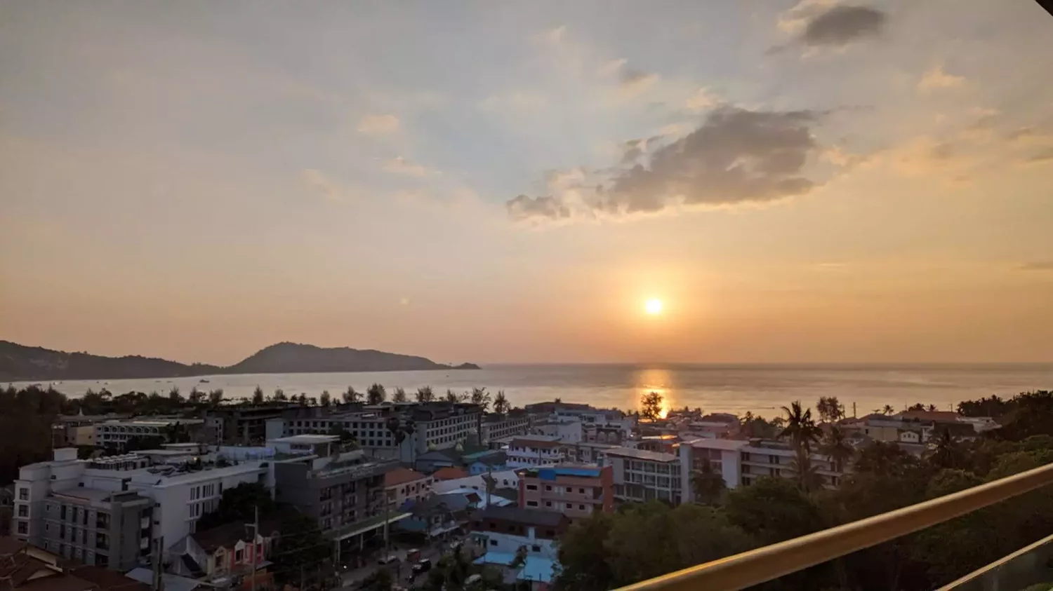 Patong, Le V restaurant route