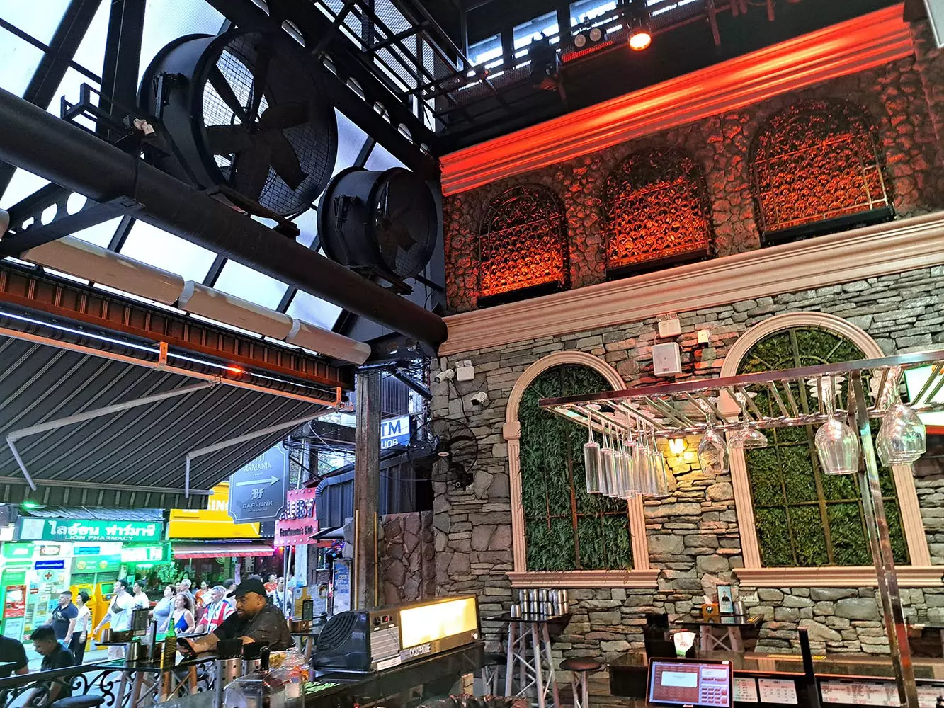 Patong, Barfunk Phuket сходить