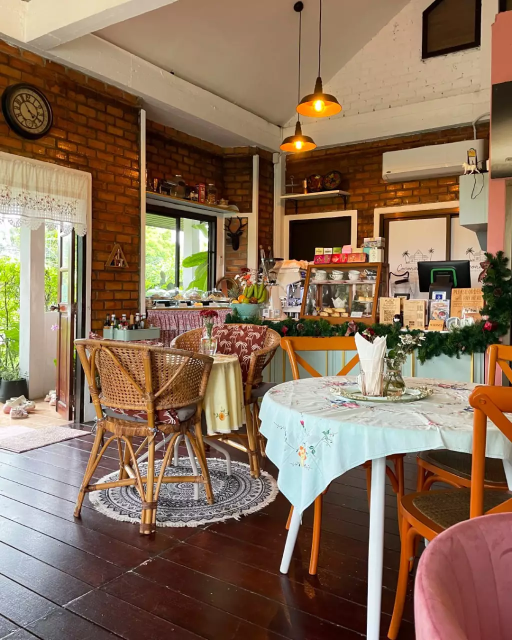 Retro Coconuts Café in Phuket
