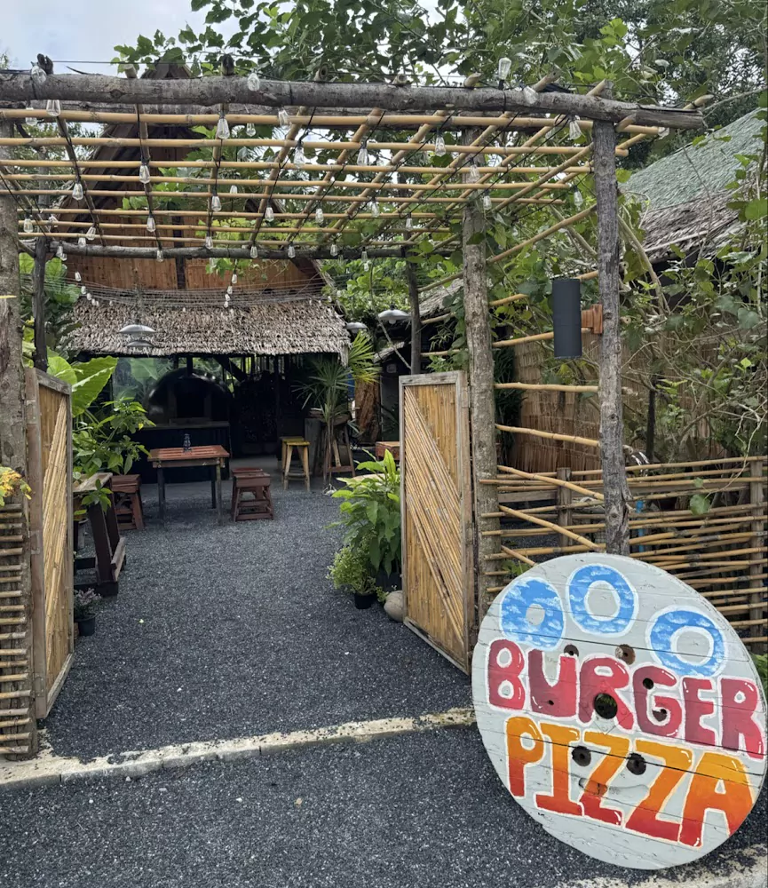 Si Sunthon, OOO Burger & Pizza location