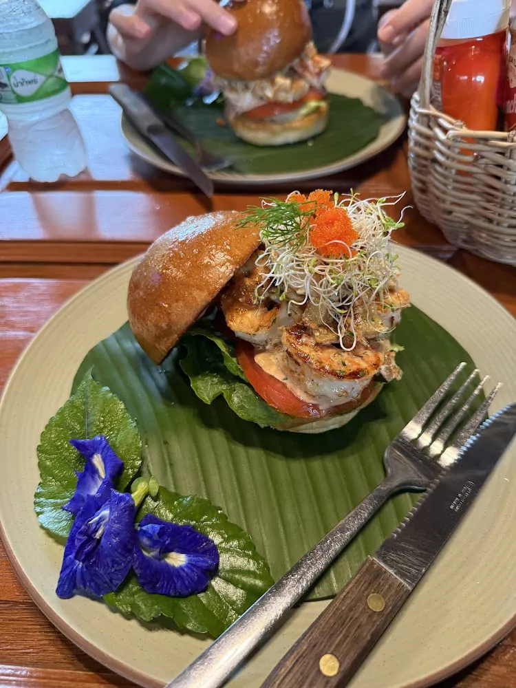 Si Sunthon, OOO Burger & Pizza visit