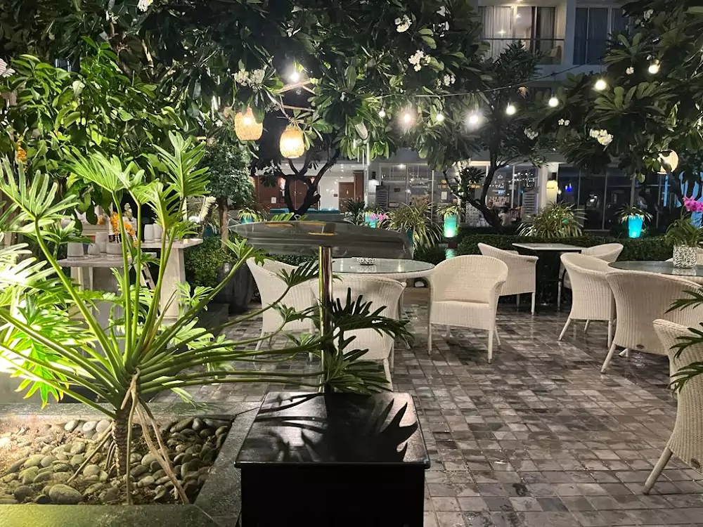 Patong, Brasserie C’est La Vie visit