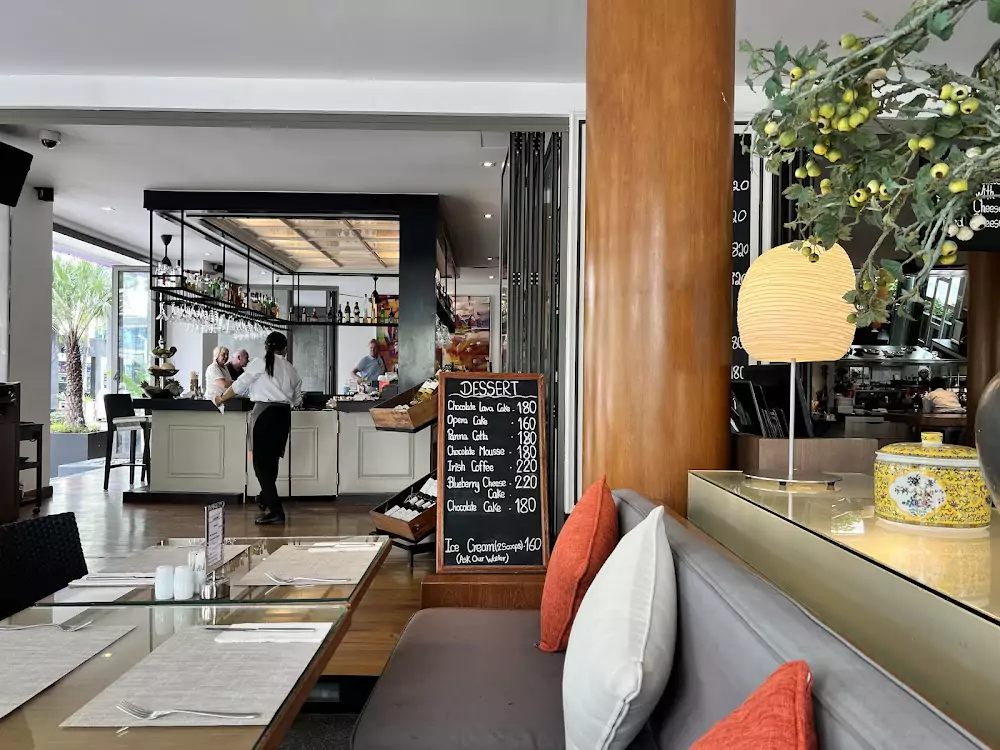 Patong, Brasserie C’est La Vie working hours
