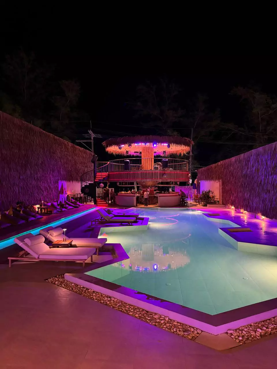 Раваи, Rawaiian Beach Club & Bar время работы