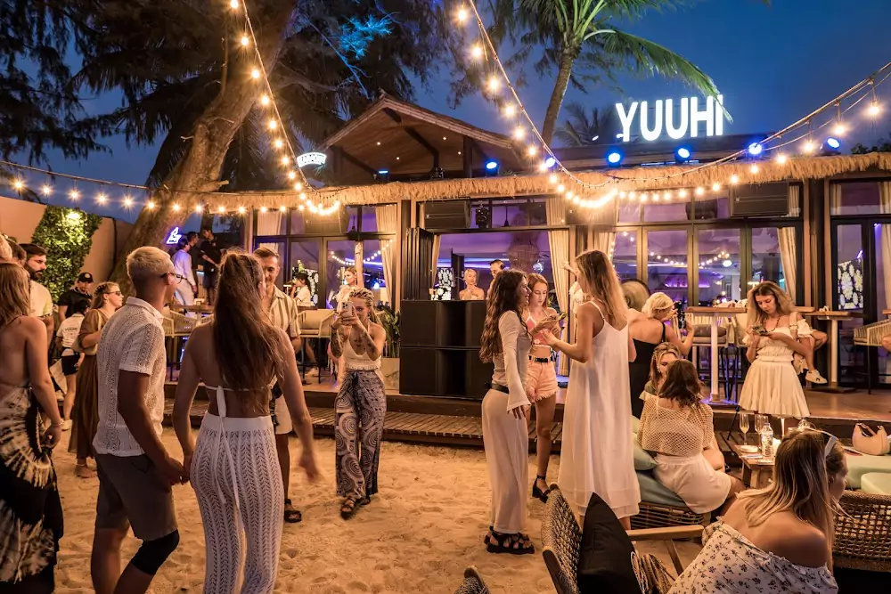 Банг Тао, YUUHI Beach Club & Karaoke время работы