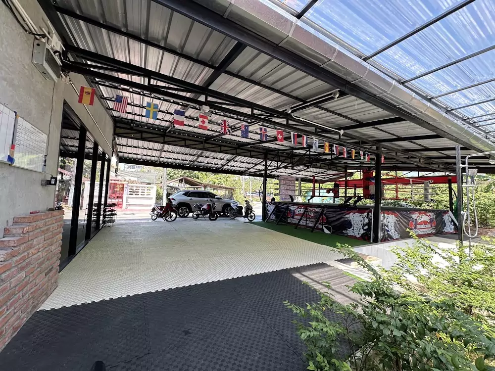 Раваи, Srichan Academy Muay Thai посетить