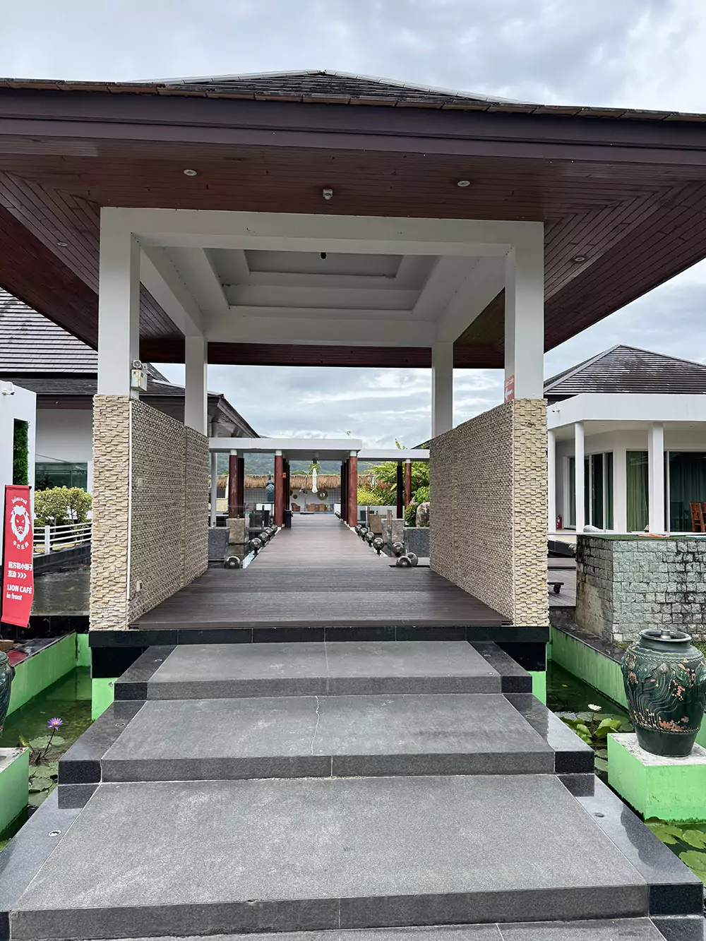 Chalong, Lion Cafe location