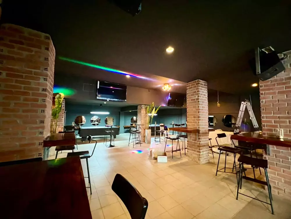 Карон, Churchill Bar and Restaurant найти