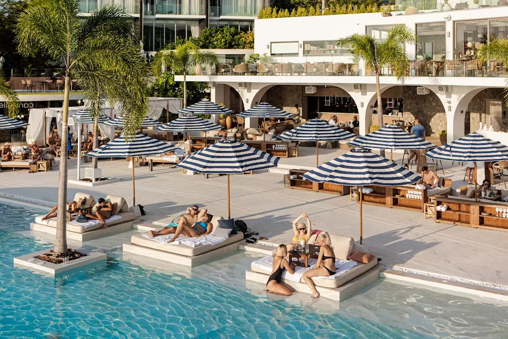 Fira Beach Club how to reach