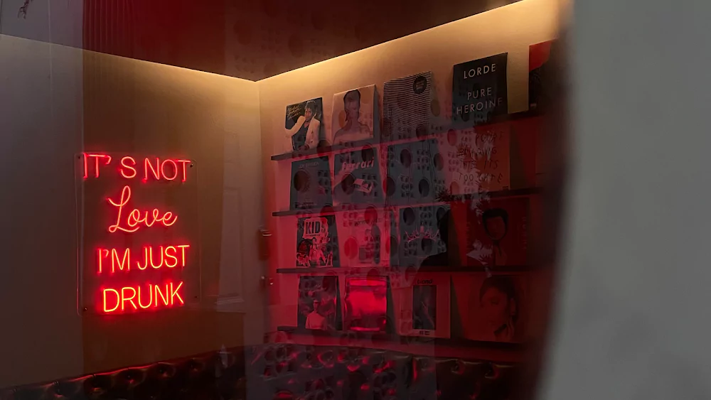 Phuket Town, Tones Karaoke by Tantitium часы работы