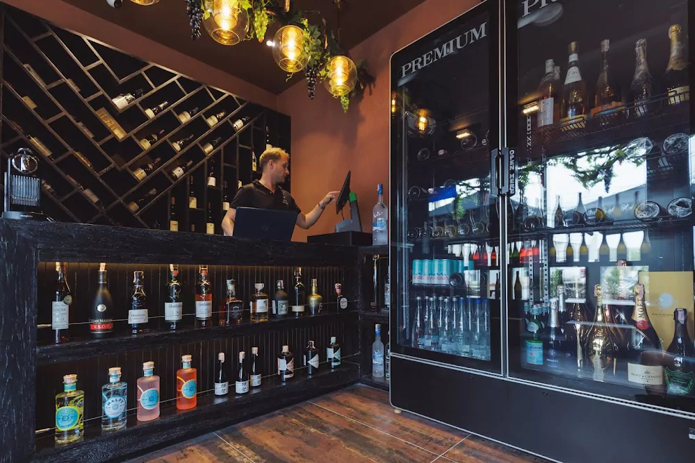 Bang Tao, La cave du roi — Phuket opening hours