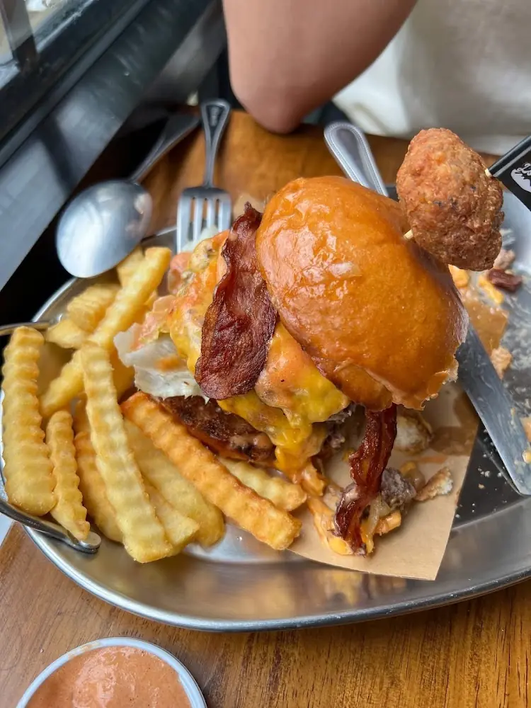 Банг Тао, Five Loaves Burgers & Cafe - Cherng Talay добраться самостоятельно